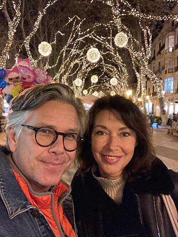 Moderatorin Silvia Laubenbacher und Ehemann Percy Hoven, Moderator, Entertainer, K&uuml;nstler freuen sich auf ihr erstes Weihnachtsfest auf den Balearen, hier beim Ausflug aufs festlich beleuchtende Palma de Mallorca. Foto: privat